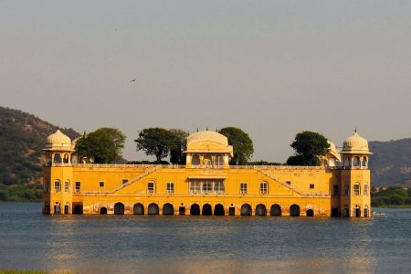Jaipur sightseeing itinerary covering forts, palaces and local markets in 2 days